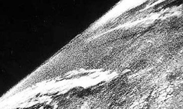 NDI0ODUyMQ9292historical-photos-rare-pt2-first-photo-in-space-1946